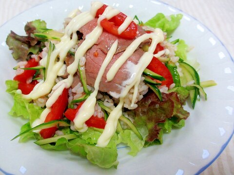 ローストビーフとトマトとキュウリのライスサラダ